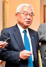 会合を終え取材に応じる斉木幹事長＝８日、米子市内