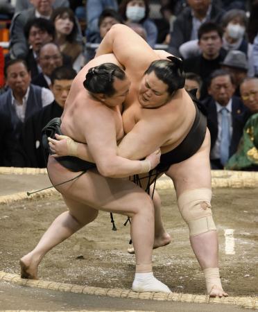 　琴桜（右）が押し出しで千代翔馬を下す＝エディオンアリーナ大阪