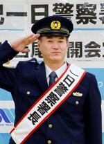 　愛知県警西尾署の一日署長に就任した中日の元投手岩瀬仁紀さん＝９日午後、愛知県西尾市