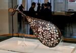 　第７５回正倉院展で展示される楽器「楓蘇芳染螺鈿槽琵琶」＝２７日午前、奈良市の奈良国立博物館