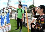 県のスタッフ（左）に施設の説明を受ける上海錦江旅游の社員ら＝１６日、北栄町由良宿のコナンの家米花商店街