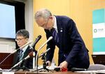 　長野県須坂市役所で記者会見し謝罪する三木正夫市長（右）＝１８日午後