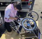 　車いすを整備するボランティア団体「スイマルク」のスタッフ＝２０２３年５月、京都府久御山町（同団体提供）