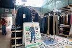 　期間限定の古着販売を始めたユニクロの店舗＝１１日午前、東京・原宿