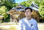 　山の麓にある大好きな神社から、自分の居場所である市街を見詰めるボリス・アファナセフ。すべてを忘れ、ほっとして今の自分と向き合う神秘の空間だ＝２０２４年９月、島根県出雲市