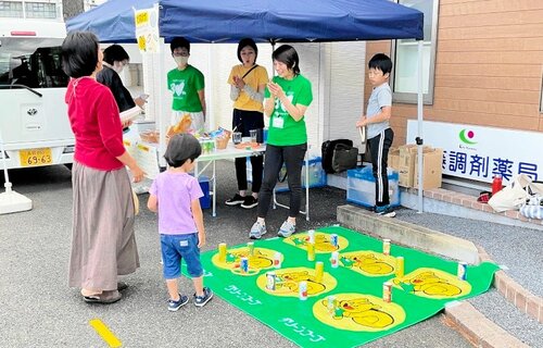 マルシェで輪投げを楽しむ来場者