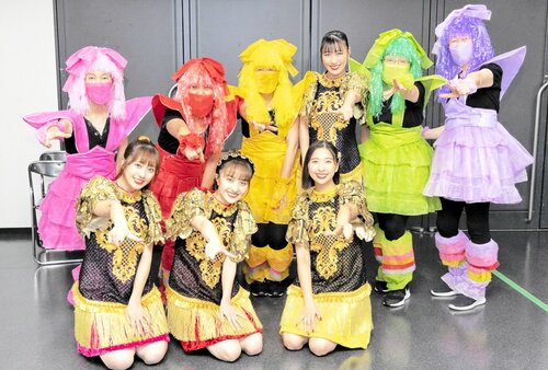 出演後、本家ももクロのメンバー４人と記念撮影する（後列左から順に）西垣さん、れいちゃん、ひでこちゃん、（右から順に）さとみちゃん、えりこちゃん（スターダストプロモーション提供）