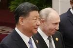 　「一帯一路」の国際会議の記念撮影に臨む中国の習近平国家主席（左）とロシアのプーチン大統領＝１０月、北京の人民大会堂（共同）