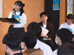 ＣＯＰ２８での経験や環境問題の対策を提案する学生ら＝１６日、鳥取市栄町のカフェソースバンケット