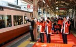お見送り　
出発する岡山行き新型「やくも」を見送る関係者ら＝６日、ＪＲ米子駅