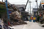 　倒壊した建物が残る石川県珠洲市で活動する警視庁の警察官ら＝７日午前１０時４７分