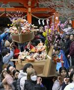 　和歌山市の淡嶋神社で行われたひな祭りの神事。ひな人形約２００体が飾り付けられた２隻の小舟を、女性参拝客が担いで境内を歩いた＝３日午後