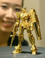 　２０１５年、展示された「機動戦士ガンダム」の純金製モデル＝大阪市中央区の「ＧＩＮＺＡ　ＴＡＮＡＫＡ」心斎橋店