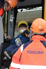 除雪機の運転席に座ってご満悦の園児＝２６日、湯梨浜町園の湯梨浜スノーステーション