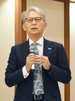 　全漁連の総会で謝罪する農林中央金庫の奥和登理事長＝２０日午前、東京都千代田区