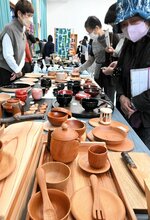 作家と話しながら木工作品を選ぶ来場者ら＝２８日、鳥取市河原町牛戸の西郷地区公民館