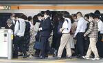 　通勤客らで混み合う東京の駅のホーム＝２０２１年５月、東京都中野区