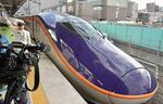 　ＪＲ山形駅を出発する山形新幹線の新型車両「Ｅ８系」＝１６日午前