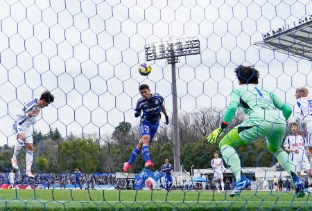 　町田―新潟　前半、ヘディングで先制ゴールを決める町田・西村（中央）。ＧＫ藤田＝Ｇスタ