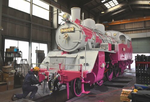 ピンク色に塗られていくＳＬ＝１６日午前１０時半ごろ、若桜町の若桜駅