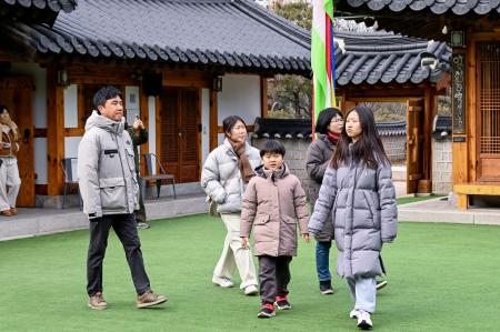 　ソウル市内を歩く親子連れ＝１月３０日（共同）