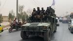 　アフガニスタン南部カンダハルで、軍用車両に乗るタリバン兵ら＝２０２３年８月（ゲッティ＝共同）