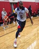 　パリ五輪へ向けた米国代表の合宿で練習に参加するレブロン・ジェームズ＝６日、ラスベガス（ＮＢＡＥ提供・ゲッティ＝共同）