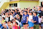 創立１５０周年を迎え、記念撮影する児童ら＝２５日、倉吉市沢谷