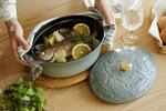 　ブランド「ミナ　ペルホネン」のデザイナー皆川明さんがデザインした、フランスのほうろう鍋「ストウブ」の新作「ｃｏｃｏｔｔｅ　ｏｃｅａｎ」（提供写真）