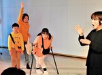 短編作品を手話通訳も交えて演じるじゆう劇場のメンバー＝９日、鳥取市幸町の市民交流センター麒麟スクエア