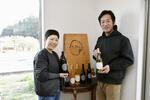 　自家栽培するブドウで醸造したワインの販売を始めた吉村潔さん（右）と妻の慎子さん＝２０２４年３月、宇都宮市