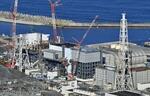 　東京電力福島第１原発。（左から）１号機、２号機、３号機＝２月（共同通信社ヘリから）