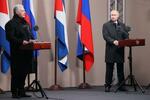 　昨年１１月、モスクワで除幕式に参列するロシアのプーチン大統領（右）とキューバのディアスカネル大統領（ロイター＝共同）