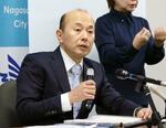 　記者会見する長崎市の鈴木史朗市長＝２０日午後、長崎市役所