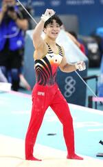 　男子個人総合決勝　最終種目の鉄棒で着地を決め、喜ぶ岡慎之助＝パリ（共同）