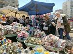 　１０日、エジプト・カイロの市場で装飾品のランプを買い求める人々（共同）
