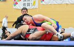 成年男子フリースタイル１２５キロ級準々決勝　相手選手を果敢に攻める徳山利範（上）＝佐賀県嬉野市中央体育館