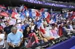 　パリ五輪のラグビー７人制男子の試合で声援を送る大勢の観客＝２４日、パリ郊外（共同）