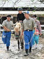 高校生にサポートされて乗馬体験をする児童＝２３日、倉吉市大谷の嵐が丘牧場