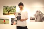 　個展会場で撮影に応じる鈴木仁さん＝２０２３年７月、東京・渋谷パルコ（提供写真）