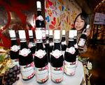　東京・渋谷のイベント会場に用意されたフランス産ワインの新酒「ボージョレ・ヌーボー」＝１５日深夜