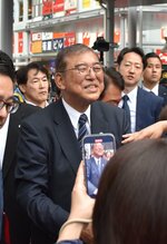 自民党公認候補の応援演説で聴衆と触れ合う石破氏＝２６日、東京都調布市