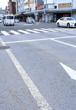 国が遮熱舗装した路面＝４日、鳥取市栄町