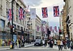 　４月、英国旗が掲げられたロンドンの繁華街（共同）