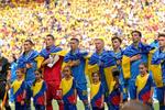 　ルーマニア戦のキックオフ前に、国旗をまとって国歌を斉唱するウクライナのイレブン＝ミュンヘン（ＡＰ＝共同）