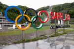 　大倉山ジャンプ競技場に設置されている五輪のモニュメント＝６日午後、札幌市
