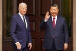 　バイデン米大統領（左）と並び、手を振る中国の習近平国家主席＝１５日、米カリフォルニア州ウッドサイド（ロイター＝共同）