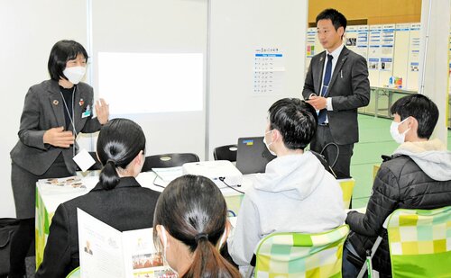 学生に業務内容などを説明する企業の人事担当者