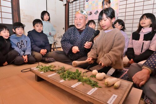 大声を出してまな板を包丁などで打ち鳴らす児童＝６日、鳥取市河原町渡一木の河原歴史民俗資料館