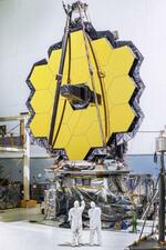 　ジェームズ・ウェッブ宇宙望遠鏡の主鏡＝２０１７年ごろ、米メリーランド州（ＮＡＳＡ提供）